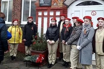 На здании Неманской больницы установили мемориальную доску в честь Марии Соколовой