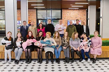 Региональный минздрав провёл торжественную встречу «Чудо, рожденное Героем» для жён участников СВО, недавно ставших мамами 