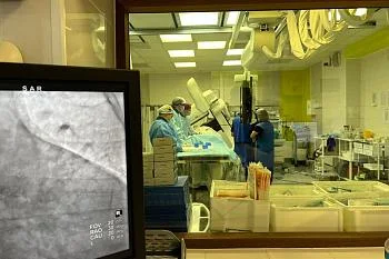 В Гусевском сосудистом центре трем пациентам впервые установили специальные устройства для снижения риска инсульта